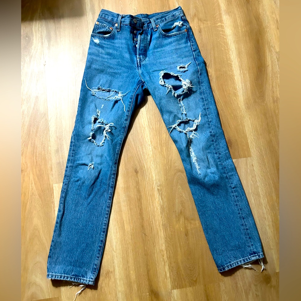 Levi’s button fly distressed highrise boyfriend Jean. Sz 25